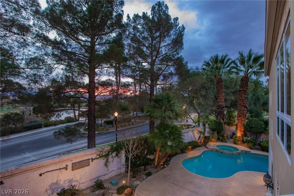 8229 Crow Valley, Las Vegas, NV 89113