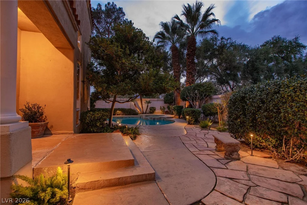 8229 Crow Valley, Las Vegas, NV 89113