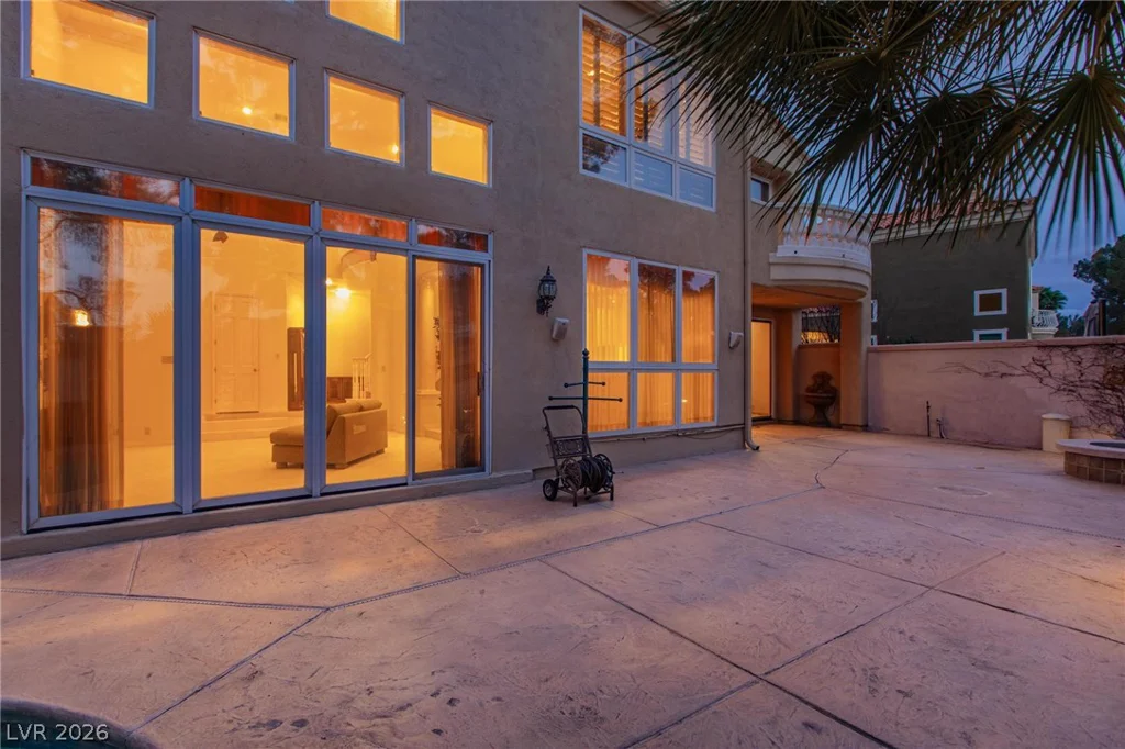 8229 Crow Valley, Las Vegas, NV 89113