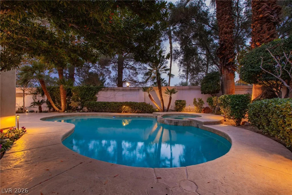 8229 Crow Valley, Las Vegas, NV 89113