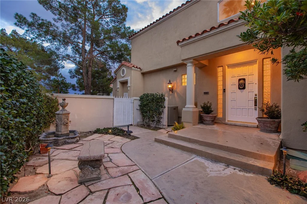 8229 Crow Valley, Las Vegas, NV 89113