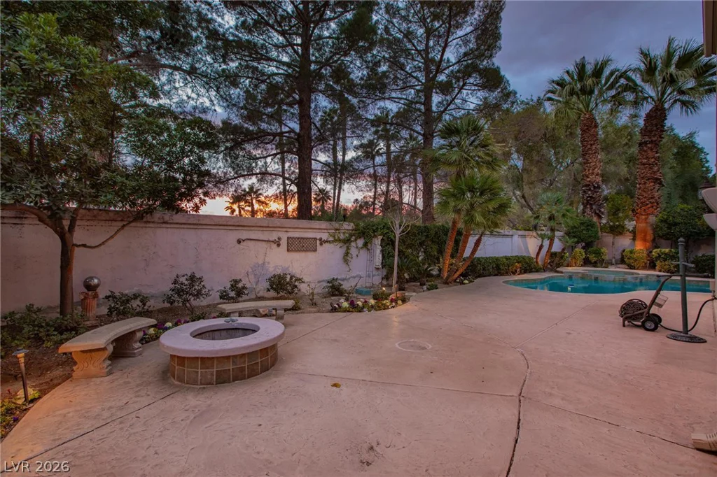 8229 Crow Valley, Las Vegas, NV 89113