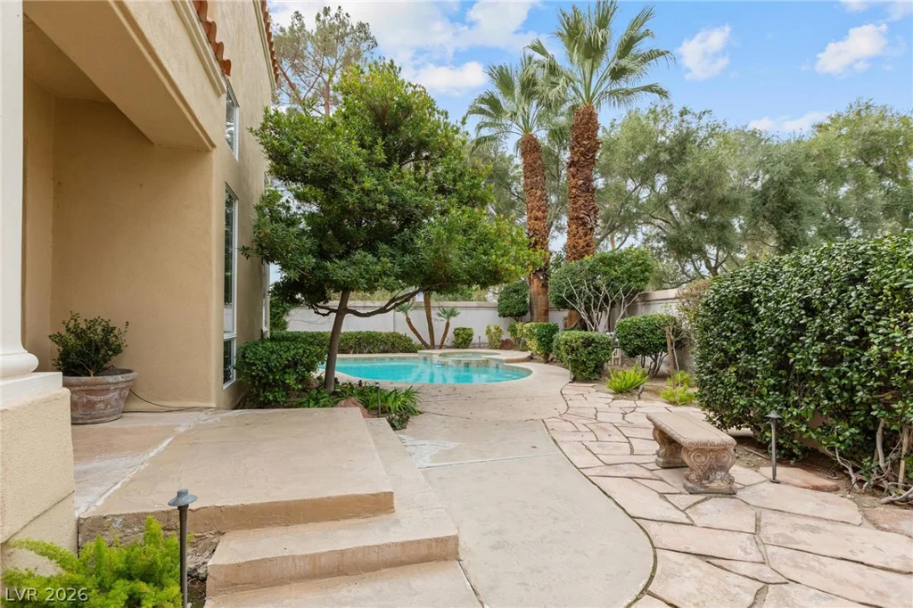8229 Crow Valley, Las Vegas, NV 89113