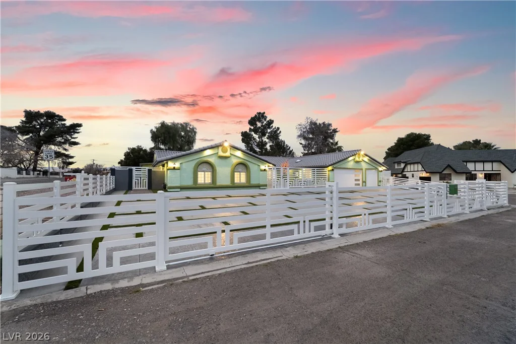3160 Viking, Las Vegas, NV 89121