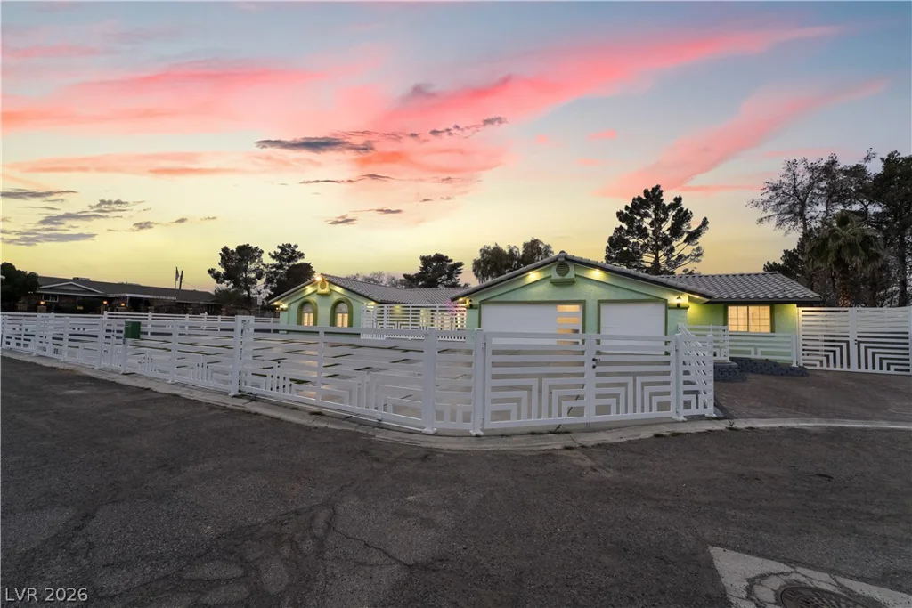 3160 Viking, Las Vegas, NV 89121