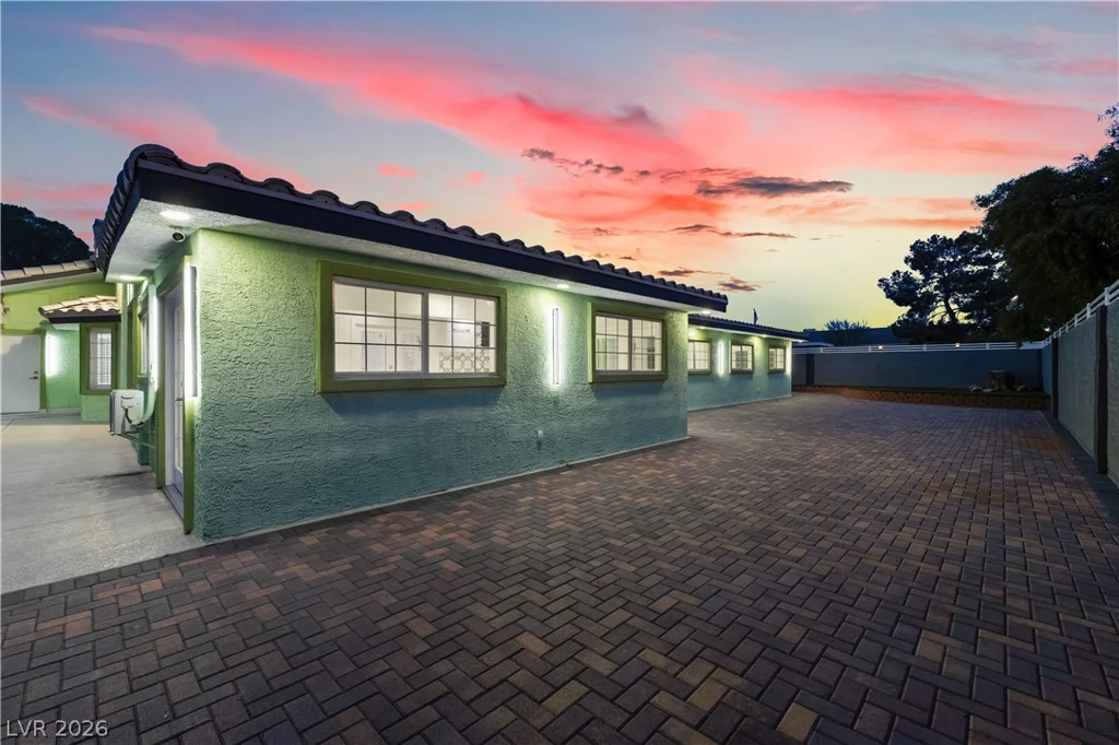 3160 Viking, Las Vegas, NV 89121