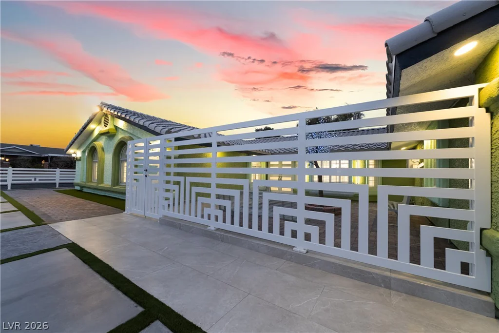 3160 Viking, Las Vegas, NV 89121