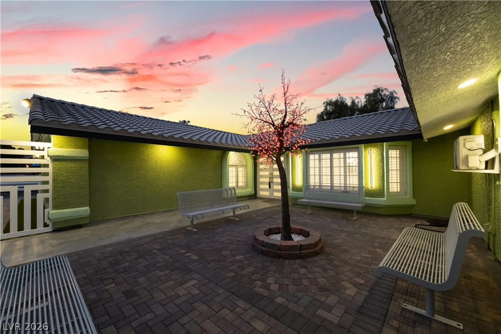 3160 Viking, Las Vegas, NV 89121
