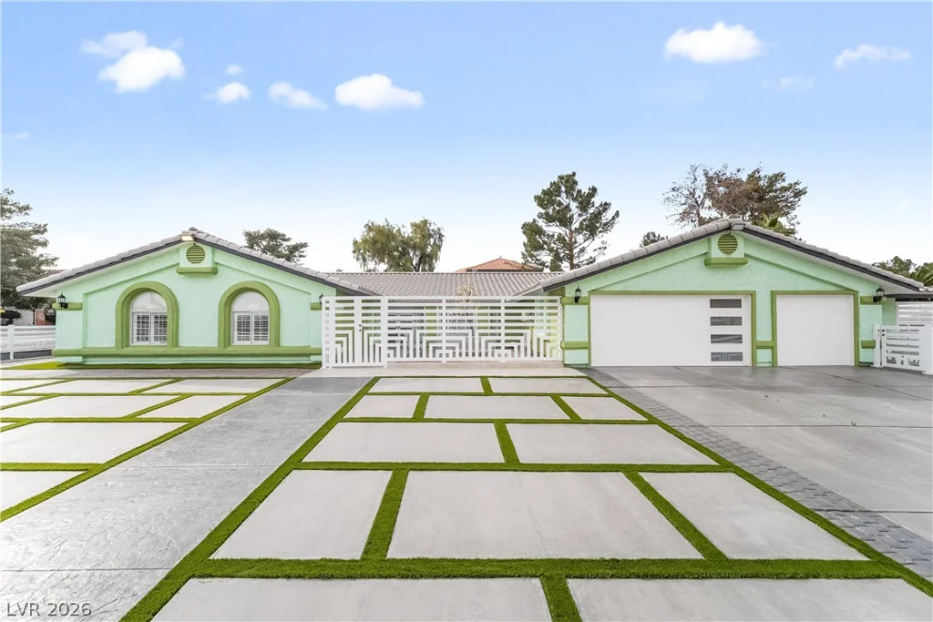 3160 Viking, Las Vegas, NV 89121