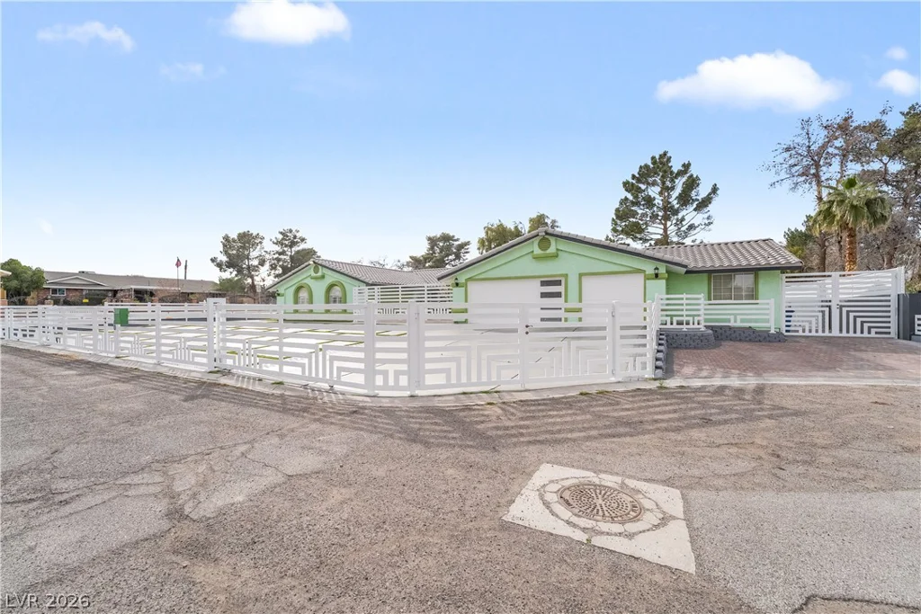 3160 Viking, Las Vegas, NV 89121