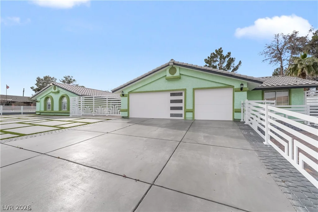 3160 Viking, Las Vegas, NV 89121