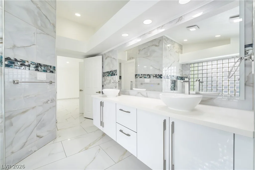 3160 Viking, Las Vegas, NV 89121