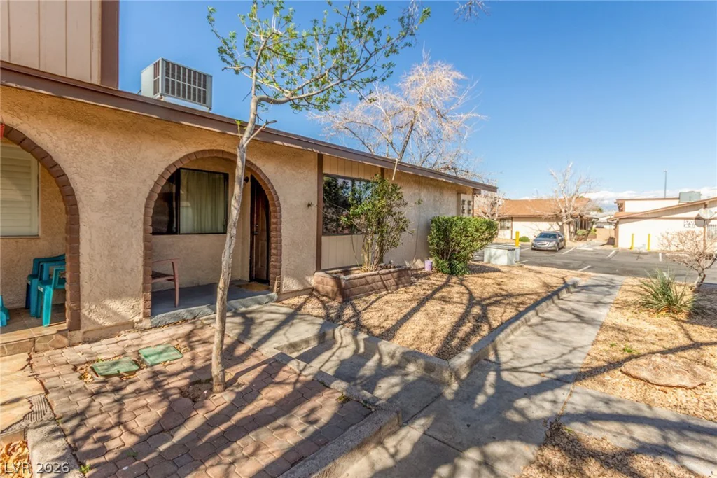 5713 Smoke Ranch, Las Vegas, NV 89108