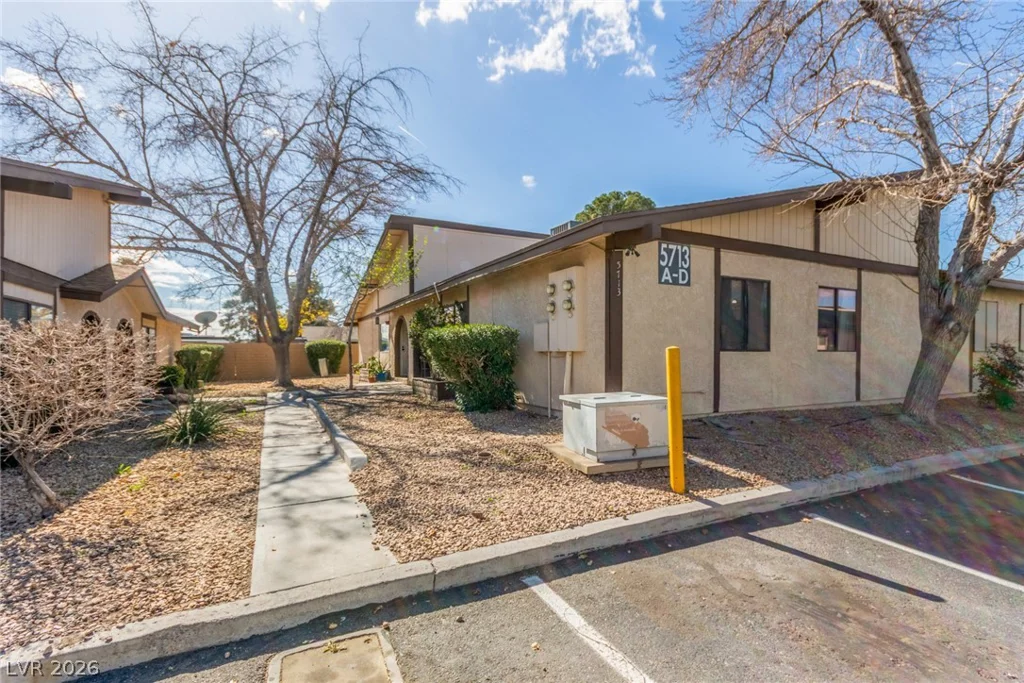 5713 Smoke Ranch, Las Vegas, NV 89108