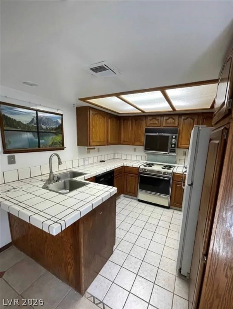 600 Woodmount, Las Vegas, NV 89107