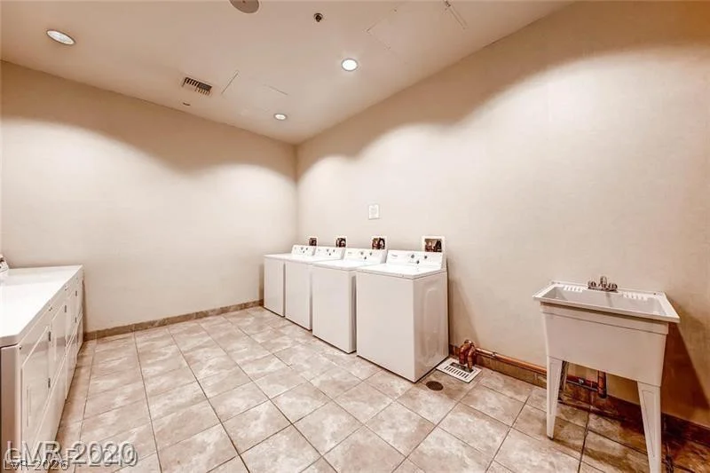 145 Harmon, Las Vegas, NV 89109
