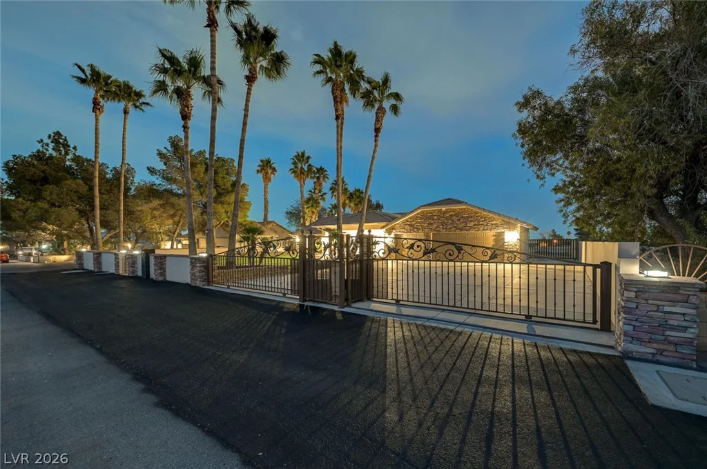8030 La Cienega, Las Vegas, NV 89123