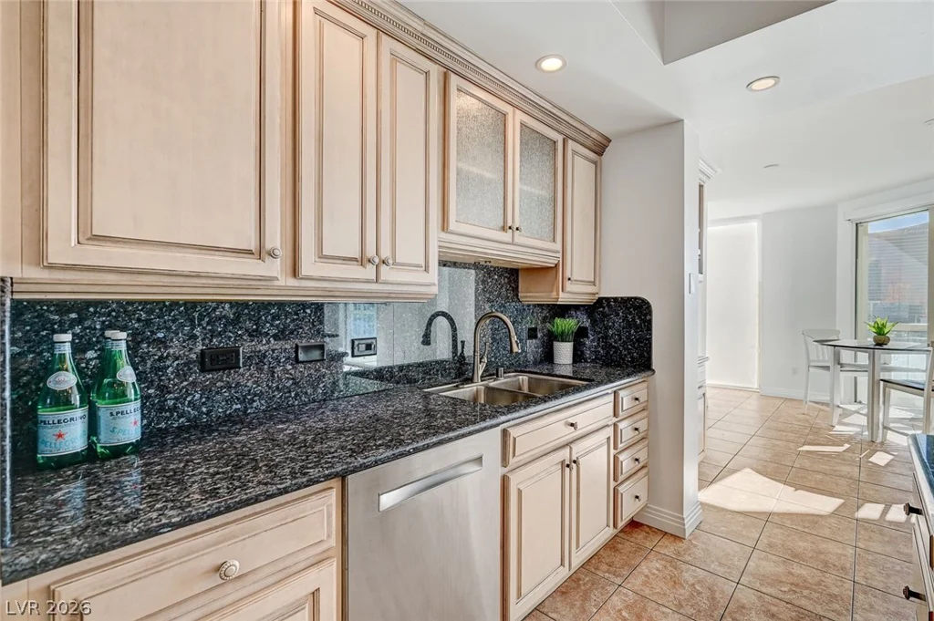 2857 Paradise, Las Vegas, NV 89109