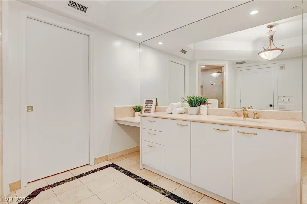 2857 Paradise, Las Vegas, NV 89109