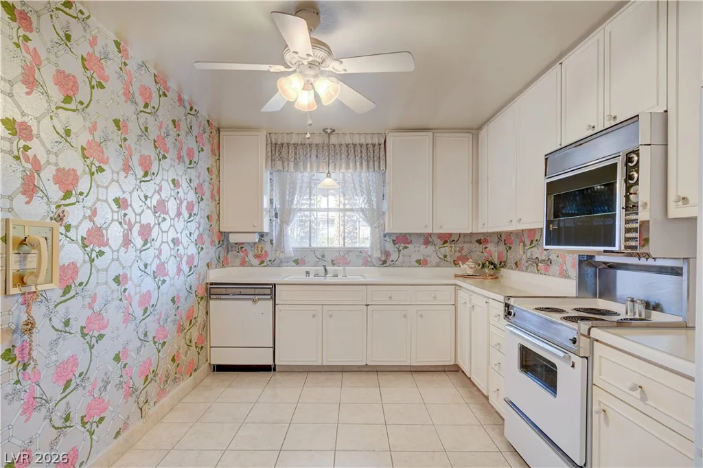 624 Tam O Shanter, Las Vegas, NV 89109