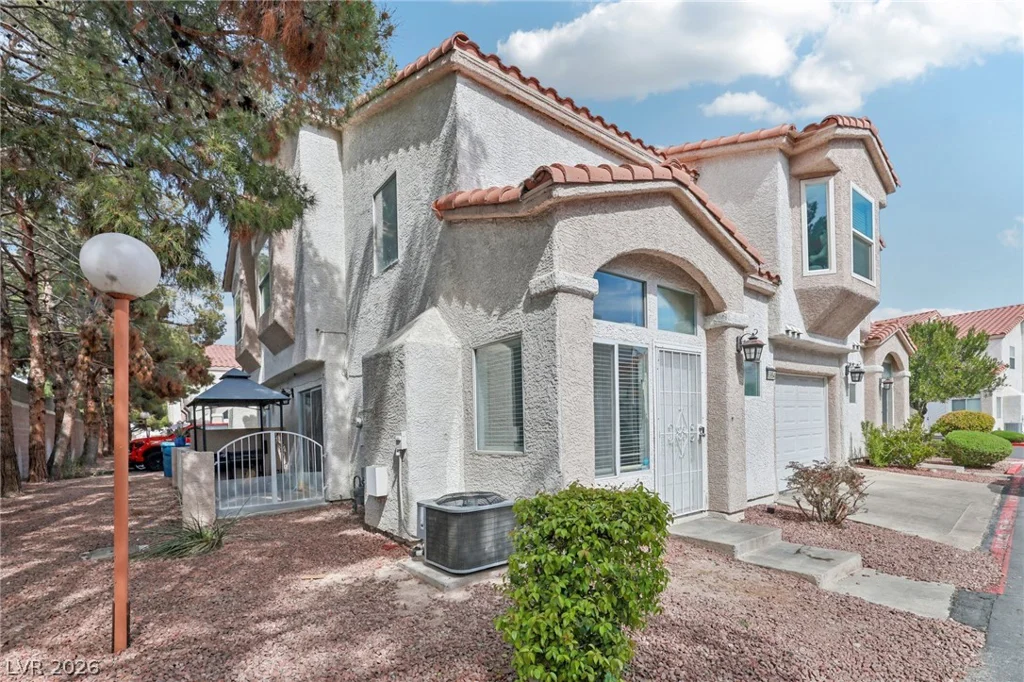 6964 Coral Rock, Las Vegas, NV 89108