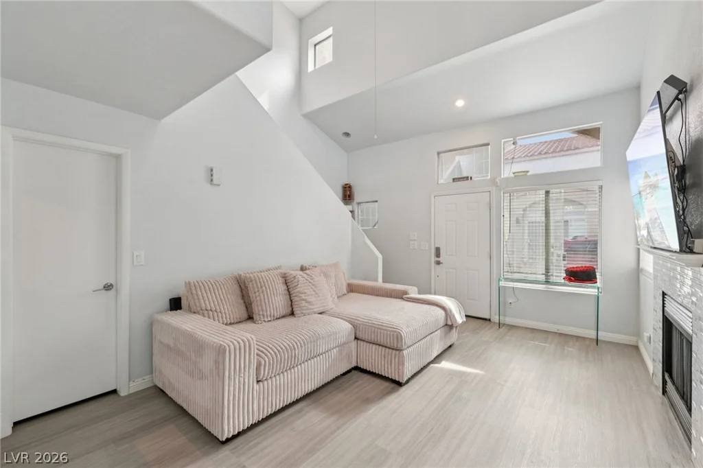 6964 Coral Rock, Las Vegas, NV 89108
