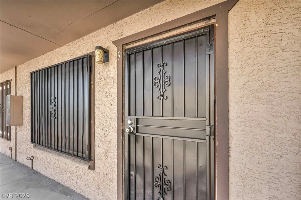 605 Royal Crest, Las Vegas, NV 89169