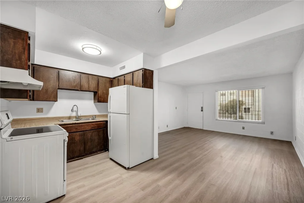 605 Royal Crest, Las Vegas, NV 89169