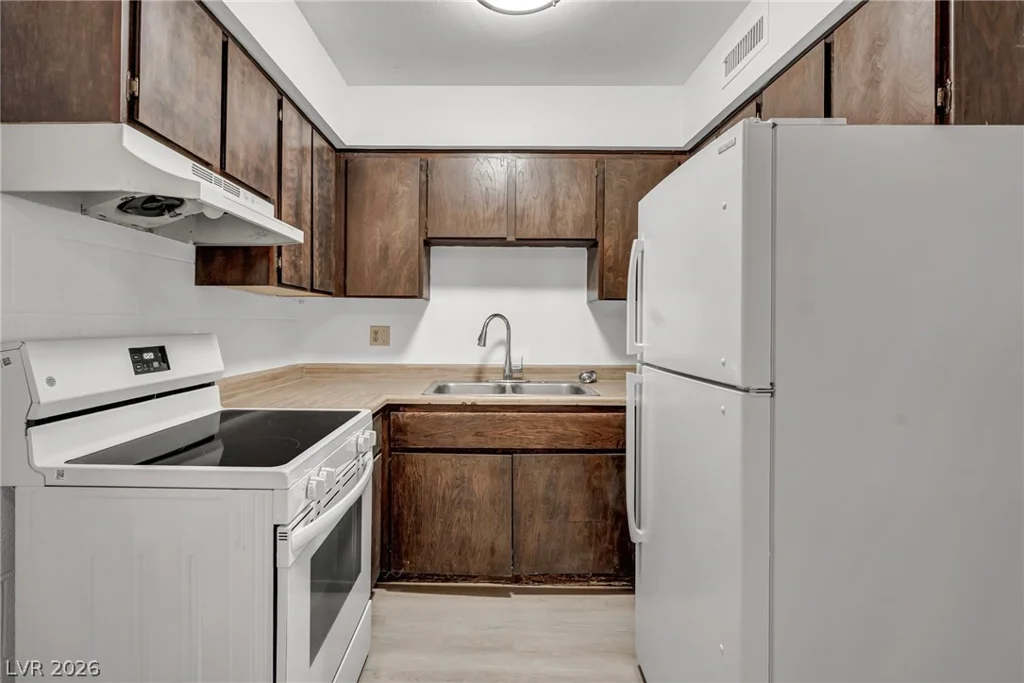 605 Royal Crest, Las Vegas, NV 89169