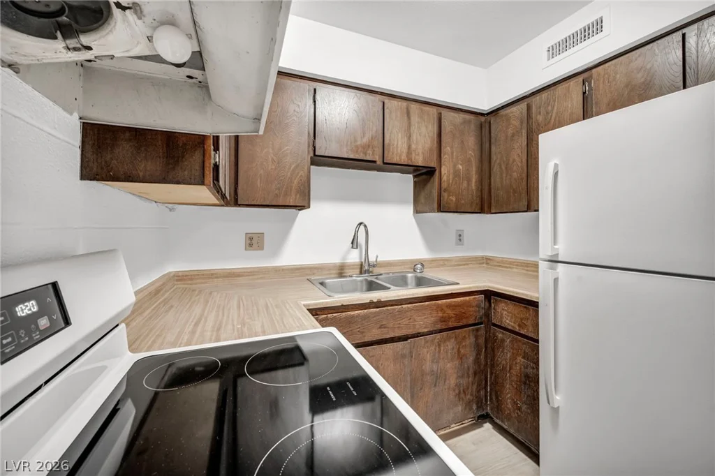 605 Royal Crest, Las Vegas, NV 89169