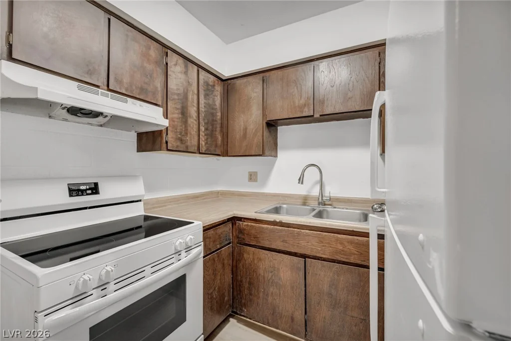 605 Royal Crest, Las Vegas, NV 89169