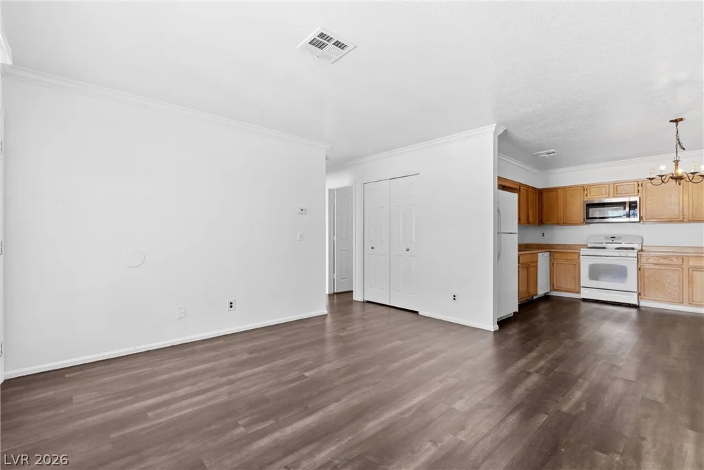 2132 Chertsey, Las Vegas, NV 89108