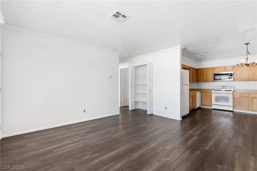 2132 Chertsey, Las Vegas, NV 89108
