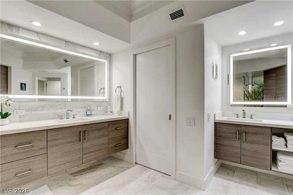 2857 Paradise, Las Vegas, NV 89109