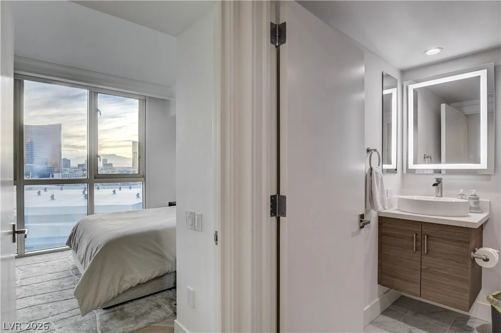 2857 Paradise, Las Vegas, NV 89109