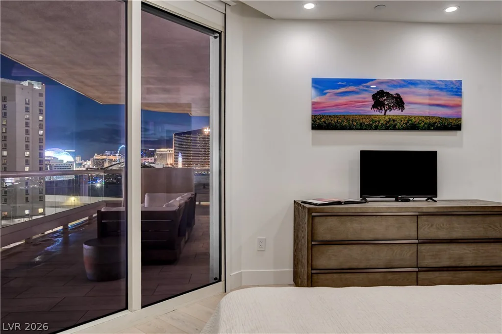2857 Paradise, Las Vegas, NV 89109