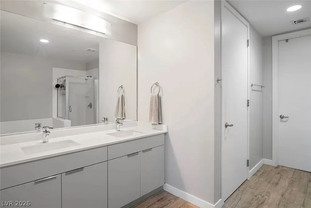 353 Bonneville, Las Vegas, NV 89101