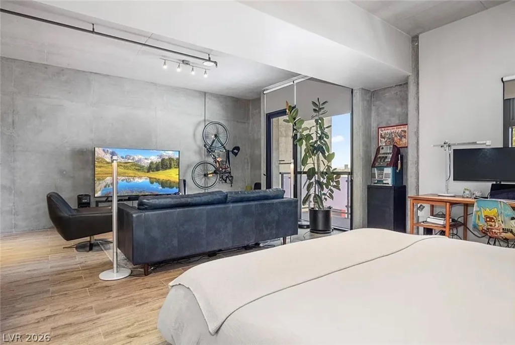 353 Bonneville, Las Vegas, NV 89101