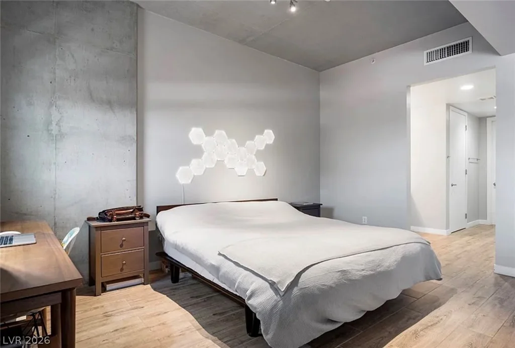 353 Bonneville, Las Vegas, NV 89101