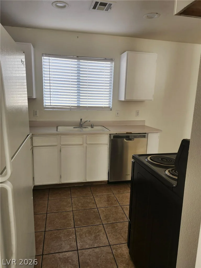 1670 Lamont, Las Vegas, NV 89115