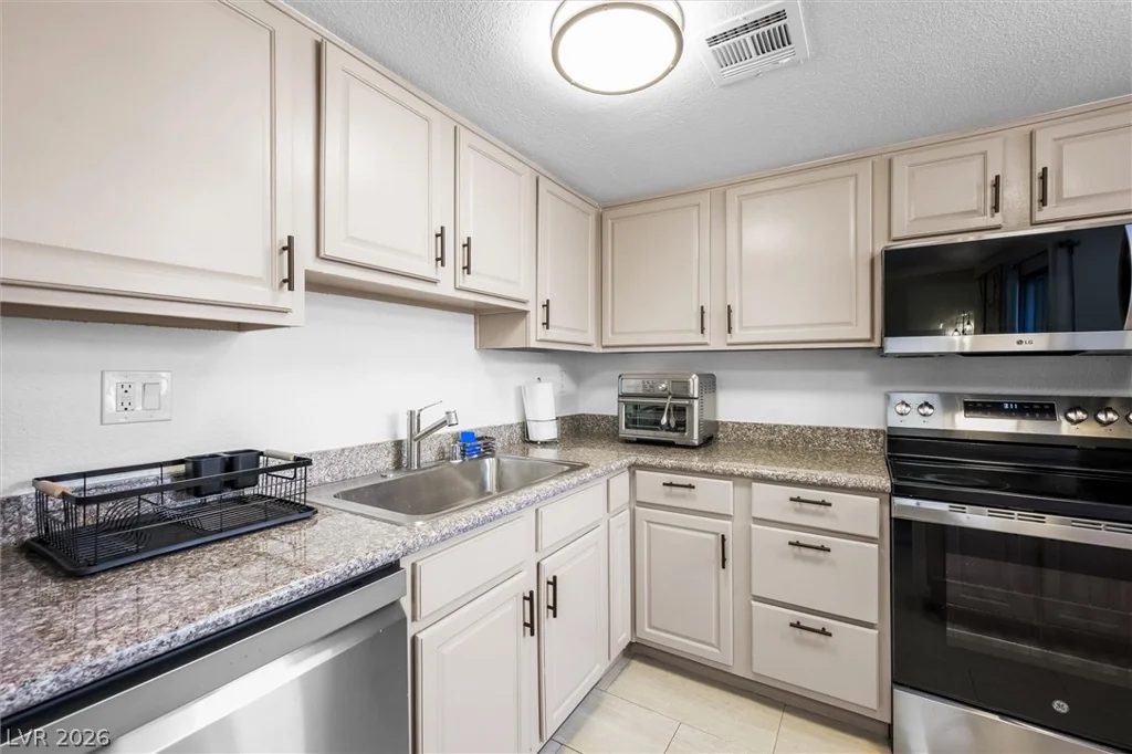 5404 River Glen, Las Vegas, NV 89103