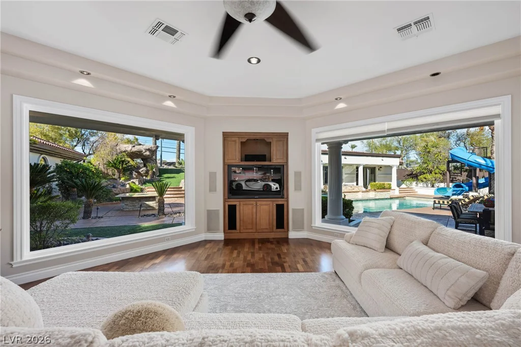 7440 Oak Grove, Las Vegas, NV 89117