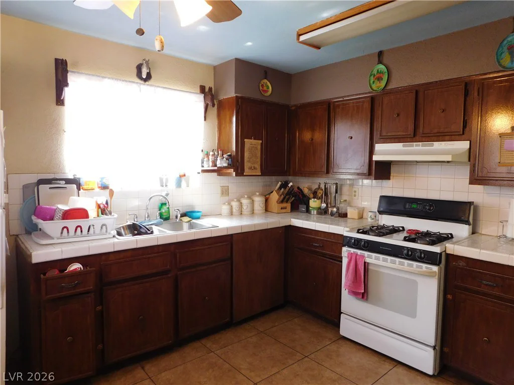 5294 Walnut, Las Vegas, NV 89110