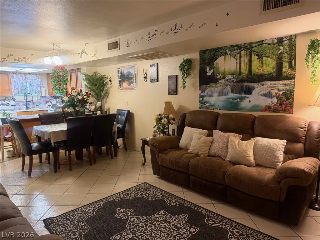 6033 Vegas, Las Vegas, NV 89108