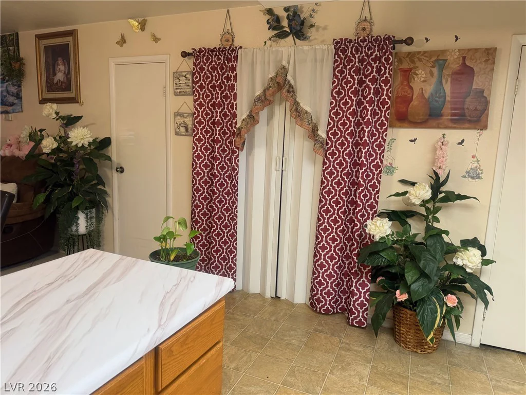 6033 Vegas, Las Vegas, NV 89108