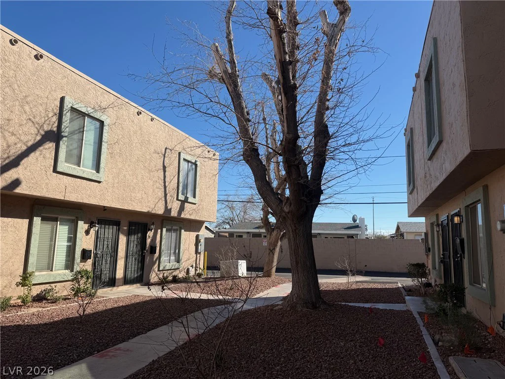 6033 Vegas, Las Vegas, NV 89108