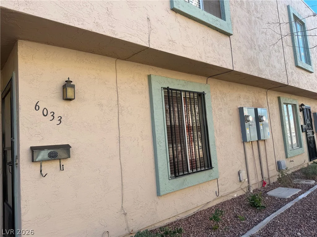 6033 Vegas, Las Vegas, NV 89108