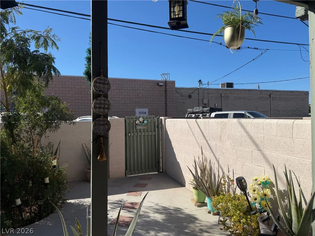 6033 Vegas, Las Vegas, NV 89108
