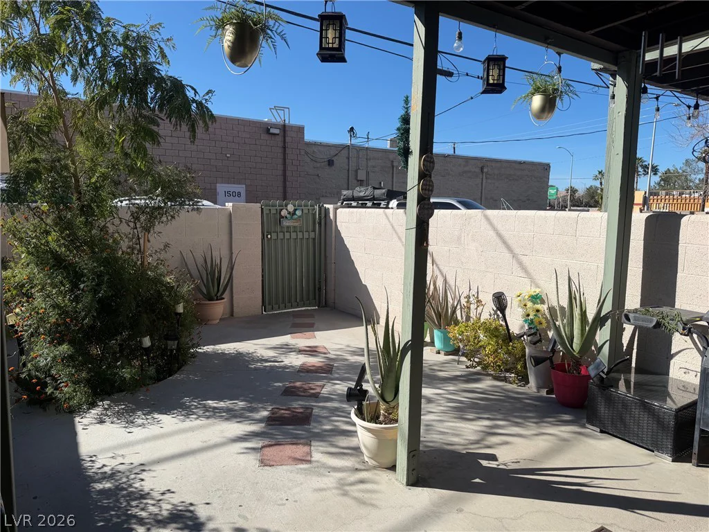 6033 Vegas, Las Vegas, NV 89108