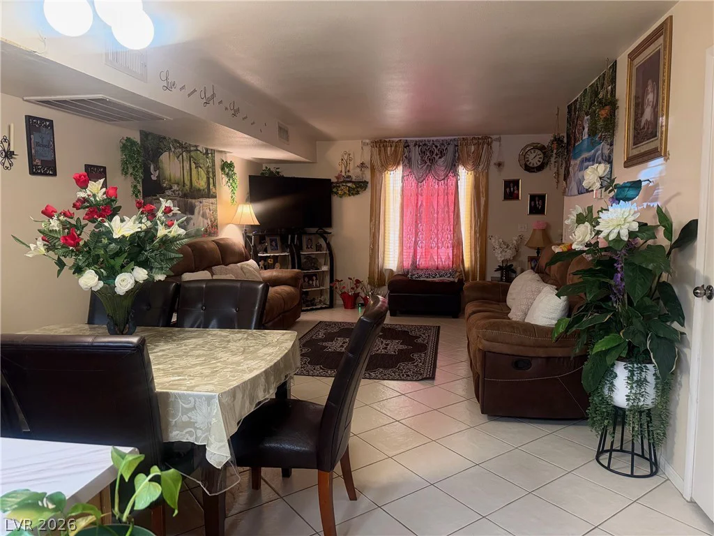 6033 Vegas, Las Vegas, NV 89108